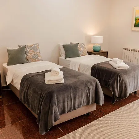 Szálloda Fantastic Four-bedroom With Private Pool